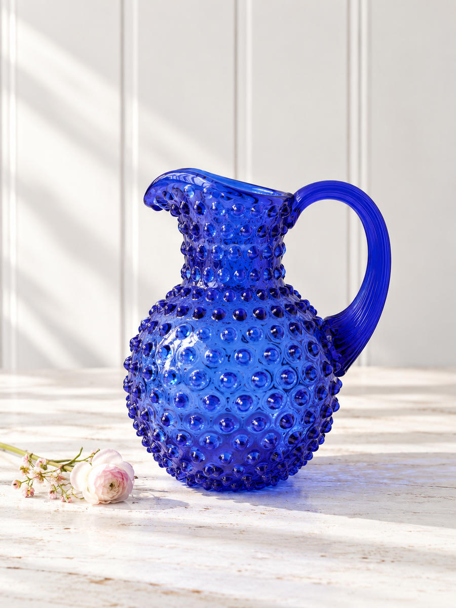 Pitcher i igelkottglas 2 liter - Kungsblått med färgat handtag