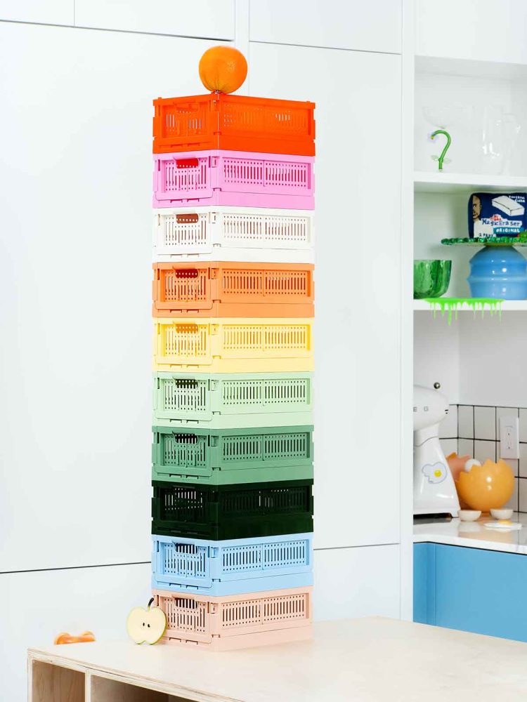 Tillverkade lådor av återvunnen plast i olika färger.