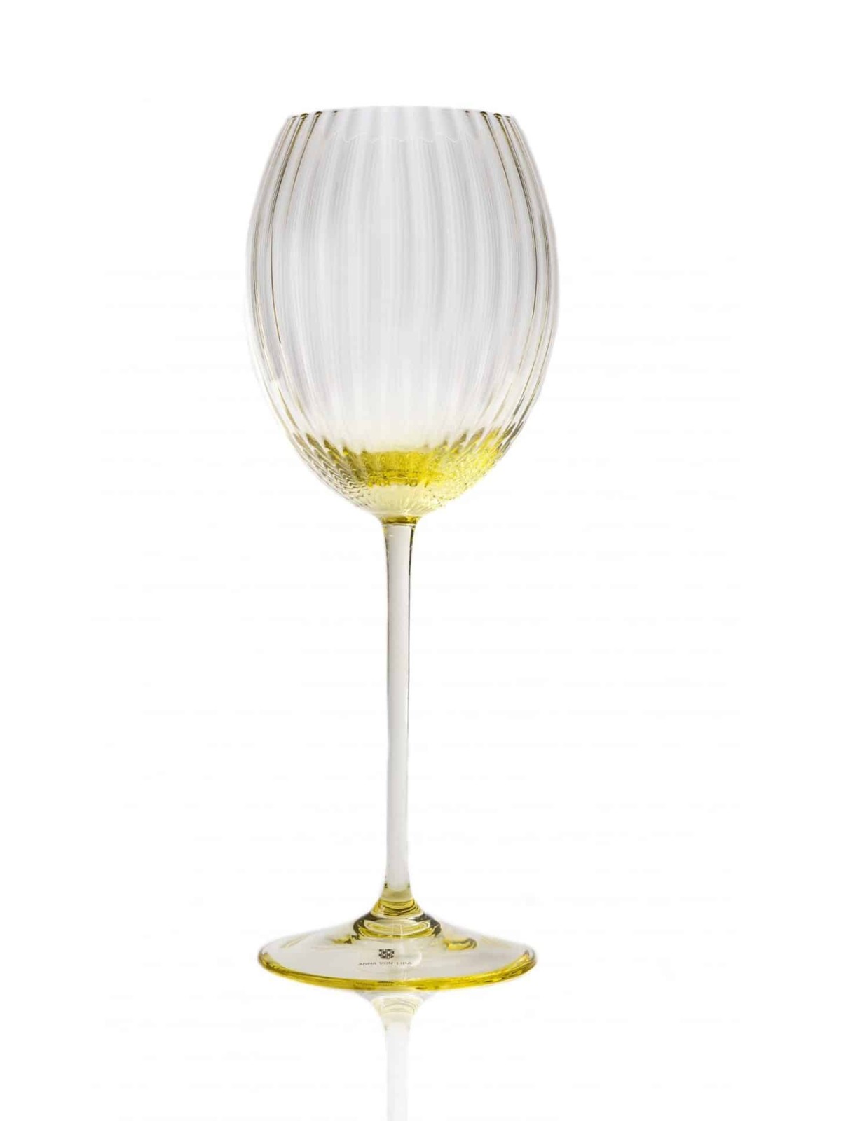 gult vinglas, lyon, anna von lipa, munblåst glas, glas, från Tjeckien, handgjort, borrlock, remix från Sofia, design,