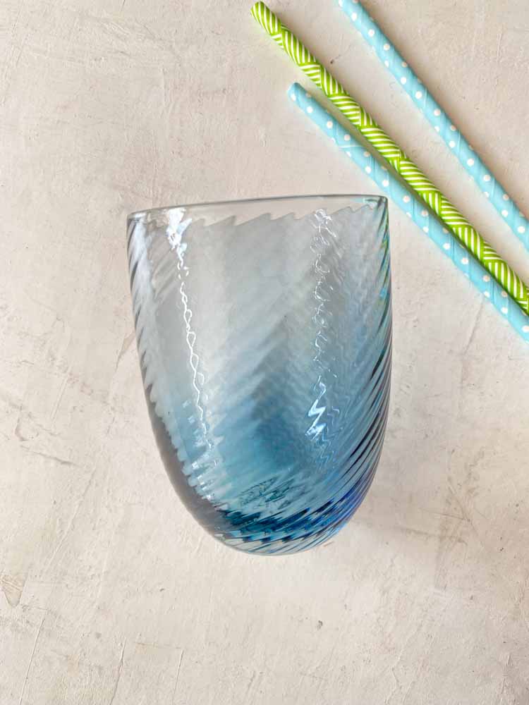 spiralglas blå rök, mix & match glas, mix & match tumlare, anna von lipa glas, wawe glas, swirl glas, anna von lipa mix & match glas och tumlare, swirl glas, wawe glas, bambu glas, rak glas och torktumlare, olivglas, isglas, harlekinglas, torktumlare, vattenglas, dricksglas, dricksglas, anna von lipa glas, remix av sofie anna von lipa återförsäljare, borrlock, målat glas, målat glas, dricksglas, tjeckiska glas, bohemiskt glas,