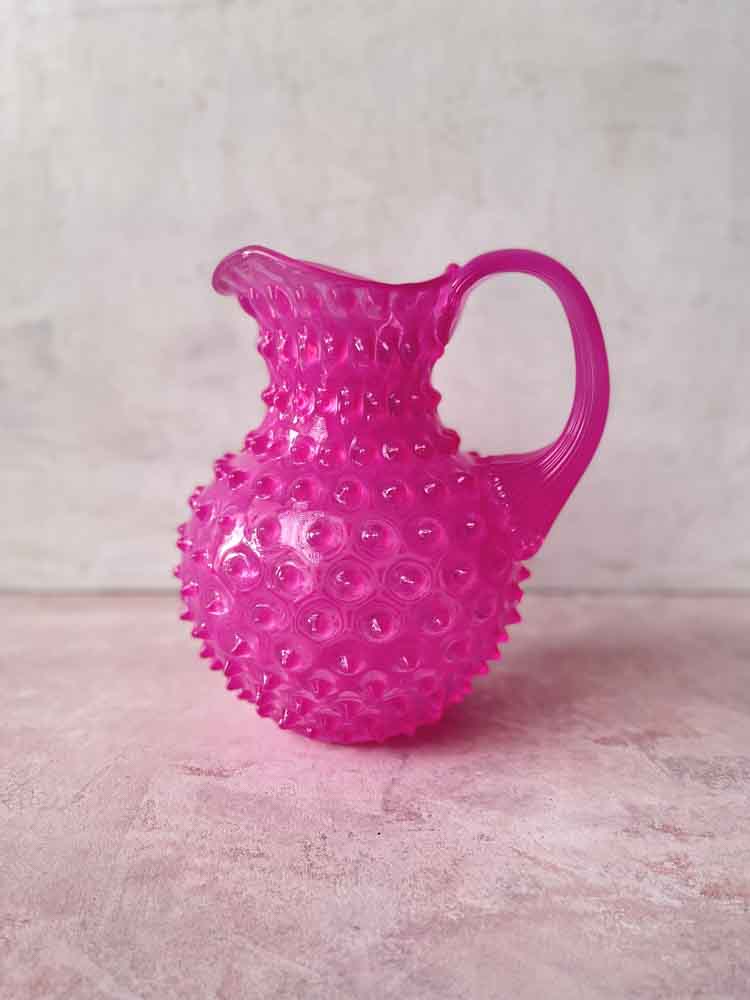 neonrosa kanna, lavendel igelkott kanna, kanna i igelkott glas, glas kanna, kanna anna von lipa, kanna i igelkott glas, glas kanna, kanna igelkott glas kanna, igelkott kanna, anna von lipa kanna, kanna från anna von lipa, anna von lipa återförsäljare, remix av sofie, anna von lipa glas, hobnail kanna, kanna anna von lipa,