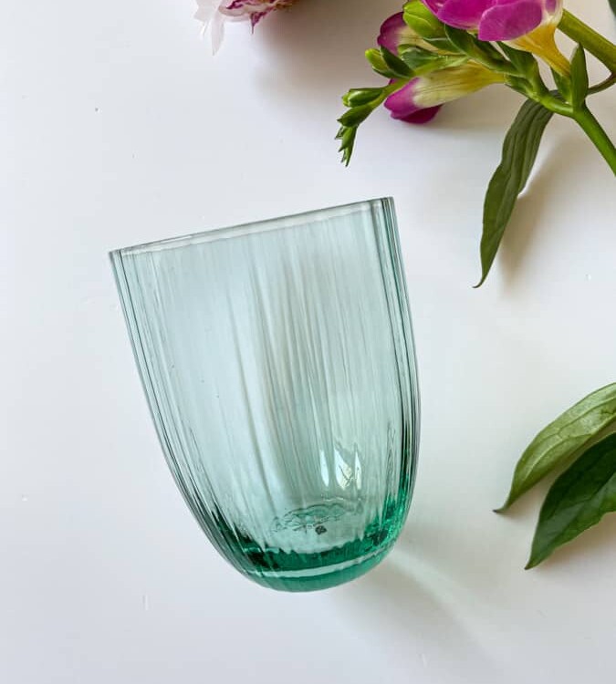bambu i beryl, anna von lipa, Remix av Sofie, anna von lipa glas, munblåst glas, handblåst glas, glas, dricksglas, vattenglas, färgat glas, blanda och mattck glas, blanda & mattck glas, tumlare, wawe glas, virvla glas, harlekinglas, spiralglas, bambuglas, olivglas, bordsduk, anna von lipa glas, anna von lipa återförsäljare