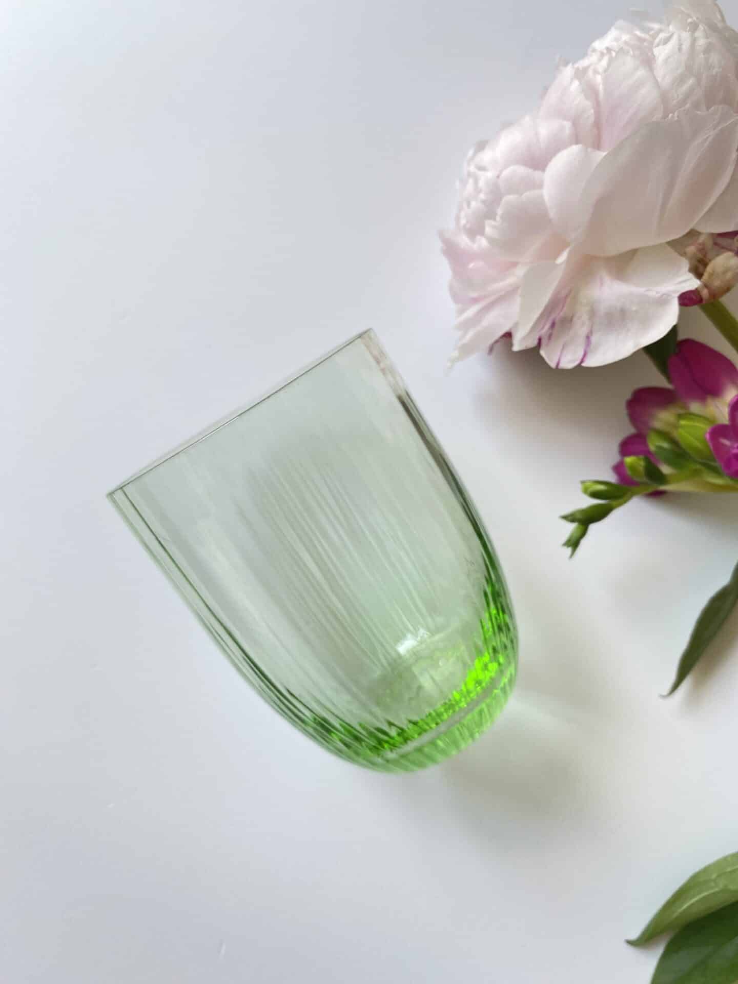 bambu ljusgrön, anna von lipa, remix av Sofie, anna von lipa glas, munblåst glas, handblåst glas, glas, dricksglas, vattenglas, färgat glas, blanda och mattck glas, blanda & mattck glas, tumlare, wawe glas, virvla glas, harlekinglas, spiralglas, bambuglas, olivglas, bordsduk, anna von lipa glas, anna von lipa återförsäljare
