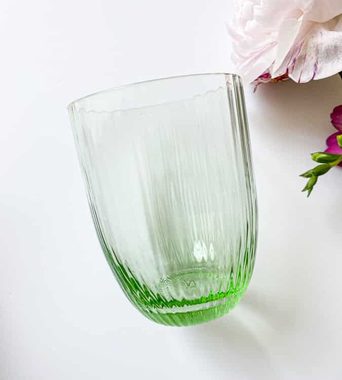 bambu ljusgrön, anna von lipa, remix av Sofie, anna von lipa glas, munblåst glas, handblåst glas, glas, dricksglas, vattenglas, färgat glas, blanda och mattck glas, blanda & mattck glas, tumlare, wawe glas, virvla glas, harlekinglas, spiralglas, bambuglas, olivglas, bordsduk, anna von lipa glas, anna von lipa återförsäljare