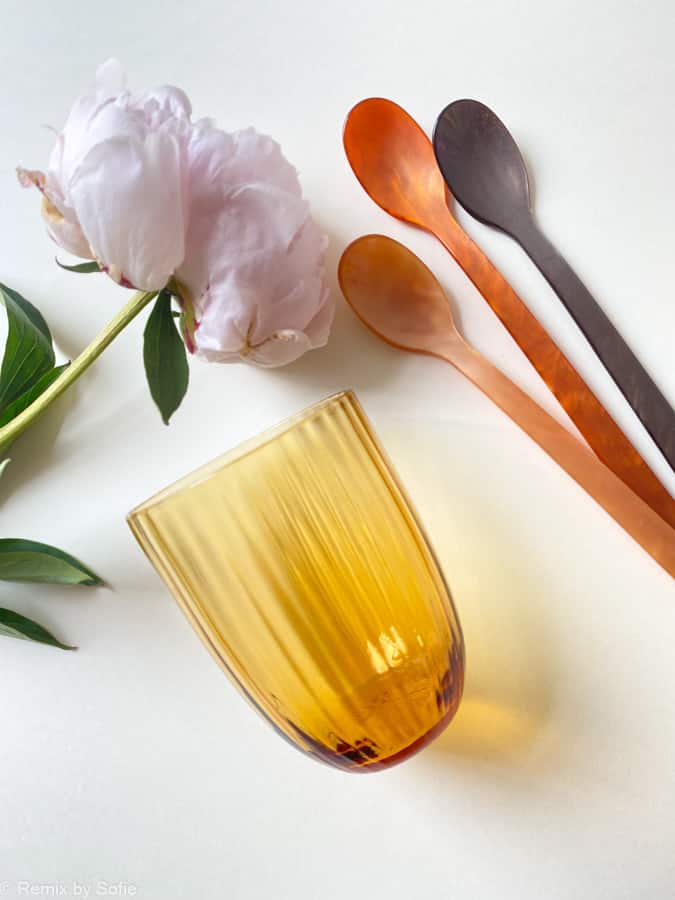 bambu i mörk bärnsten, bambuglas, olivglas, bambuglas, anna von lipa mix & match, swil glas, wawe glas, harlekinglas, tumlare, vattenglas, dricksglas, dricksglas, målat glas, heminredning, dukning, glas av anna von lipa, anna von lipa återförsäljare, remix av sofie