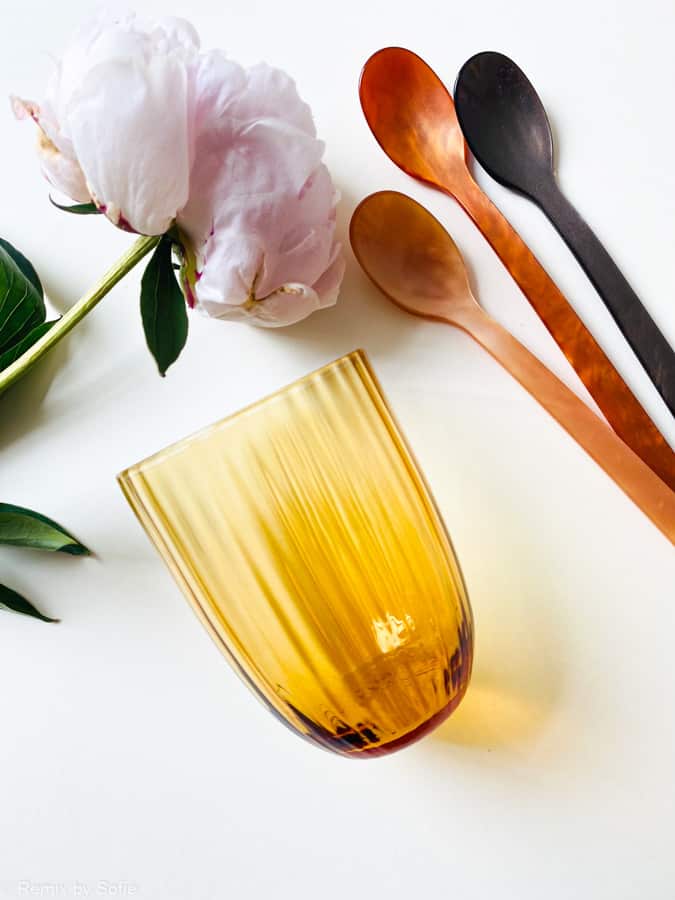 bambu i mörk bärnsten, bambuglas, olivglas, bambuglas, anna von lipa mix & match, swil glas, wawe glas, harlekinglas, tumlare, vattenglas, dricksglas, dricksglas, målat glas, heminredning, dukning, glas av anna von lipa, anna von lipa återförsäljare, remix av sofie