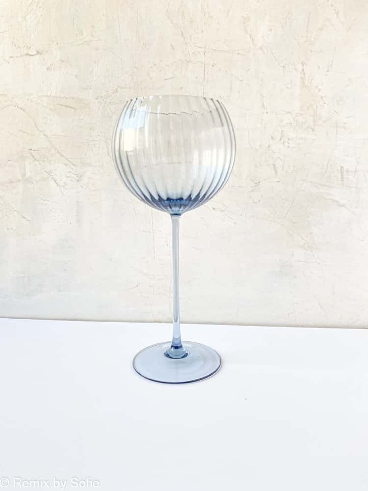 lyon rött vinglas i blå rök, vinglas, handblåst, glas, remix av sofie, Anna von lipa vinglas, rött vinglas, vinglas, munblåst vinglas, lyon vinglas, anna von lipa glas