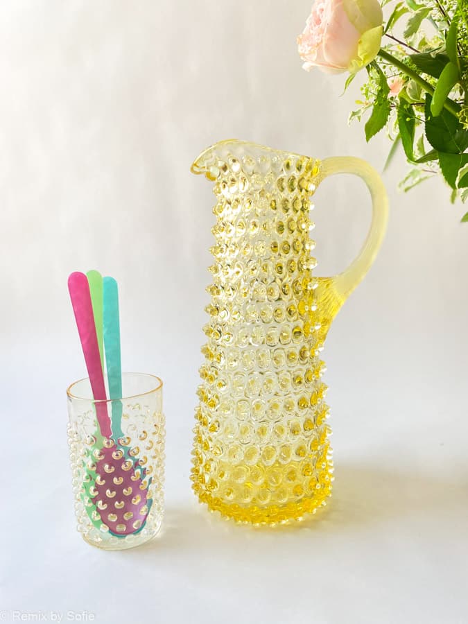 Eiffiel kanna i gult, hög kanna i gult, anna von lipa kanna, anna von liap glas, igelkott kanna hög, anne von lipa återförsäljare, remix av sofie, kannor, glas kannor, hobnail glas, pinapple glas,