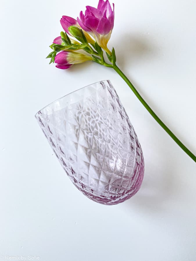harlekin ljuslila neodym, anna von lipa, Remix av Sofie, anna von lipa glas, munblåst glas, handblåst glas, glas, dricksglas, vattenglas, färgat glas, blanda & matck glas, blanda & matck glas, tumlare, waweglas, virvla runt glas, harlekinglas, spiralglas, bambuglas, olivglas, duk, anna von lipa glas, anna von lipa återförsäljare