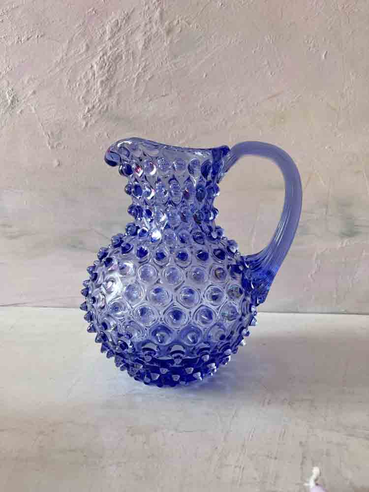 lavendel igelkott kanna, kanna i igelkott glas, glas kanna, kanna anna von lipa, kanna igelkott glas, glas kanna, kanna igelkott glas kanna, igelkott kanna, anna von lipa kanna, kanna från anna von lipa återförsäljare, remix av sofie, anna von lipa glas, hobnail kanna, kanna anna von lipa,