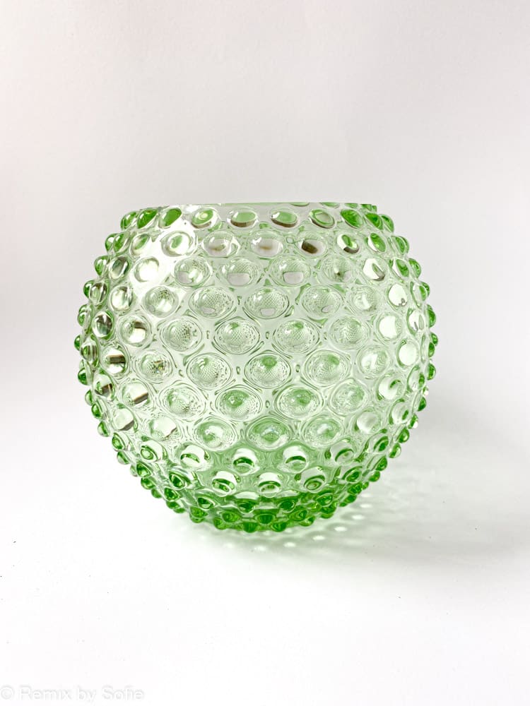 piggsvinsvas 18 cm i ljusgrön anna von lipa vas, vas i igelkottglas, munblåst glas, hobnailglas, bohemiskt glas, remix av sofie, vas, blomstervas, vas från Anna von Lipa, boromslag