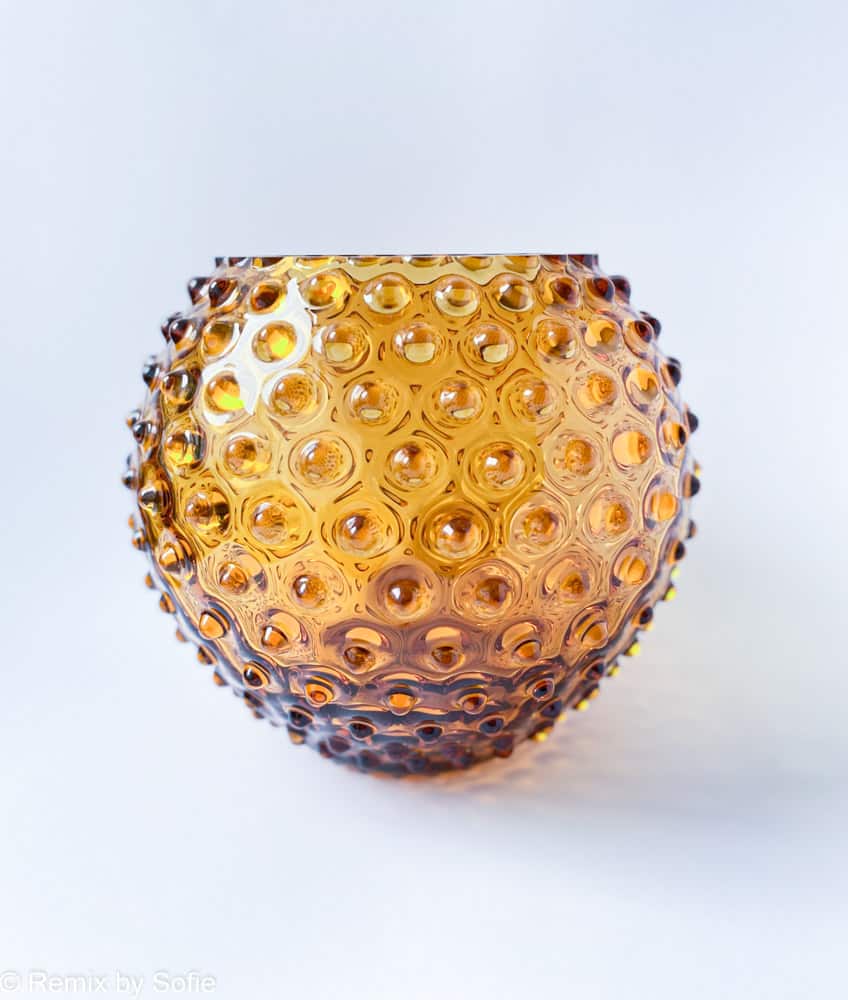 Igelkottsvas 18 cm mörk bärnsten, anna von lipa vas, vas i igelkottsglas, munblåst glas, hobnailglas, bohemiskt glas, remix av sofie, vas, blomvas, vas från Anna von Lipa, boronkåpa