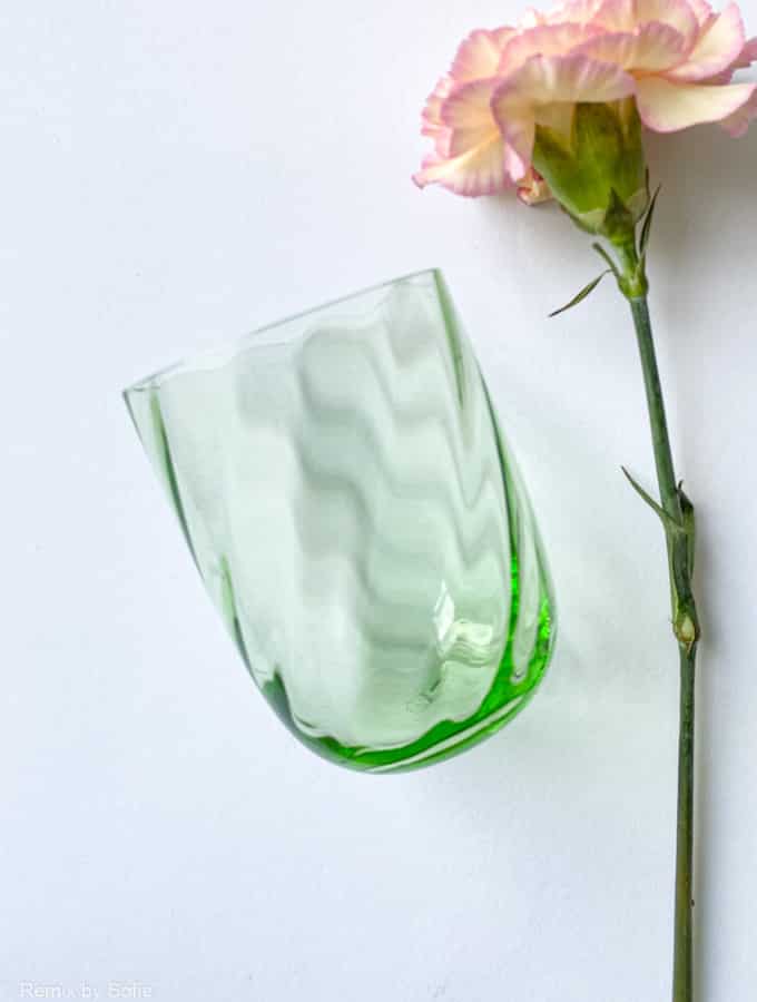 Virvelglas i ljusgrönt, anna von lipa mix & match, virvlande glas, waweglas, harlekinglas, tumlare, vattenglas, dricksglas, dricksglas, anna von lipa glas, remix av sofie anna von lipa återförsäljare,
