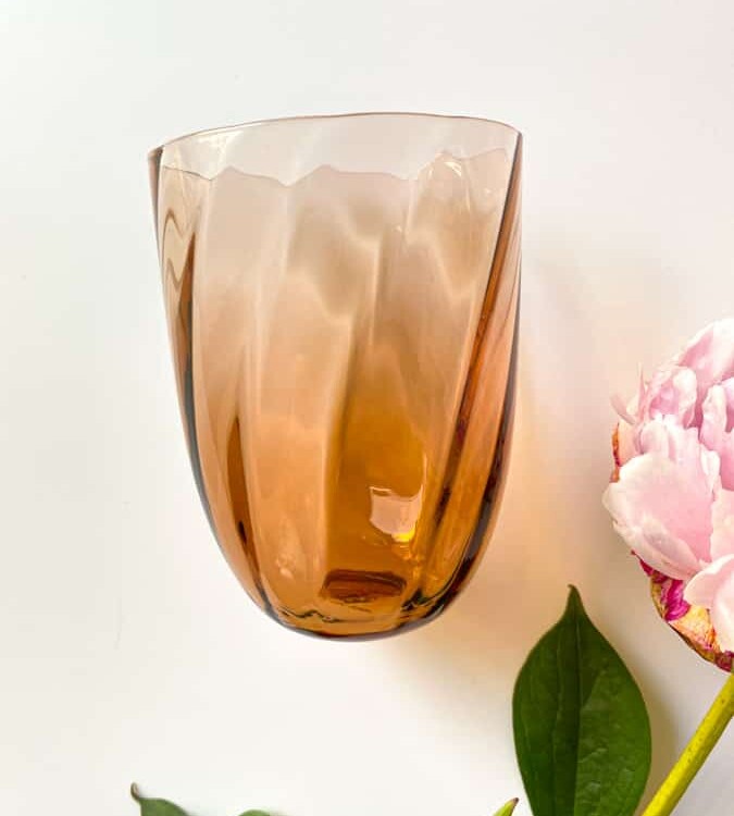 virvla brunt, virvla bronsbrunt, anna von lipa, Remix av Sofie, anna von lipa glas, handblåst glas, dricksglas, vattenglas, färgat glas, blanda och matck glas, blanda & matck glas, tumlare, wawe glas, svirkglas, harlekinglas, spiralglas, bambuglas, olivglas, bordsduk, anna von lipa återförsäljare