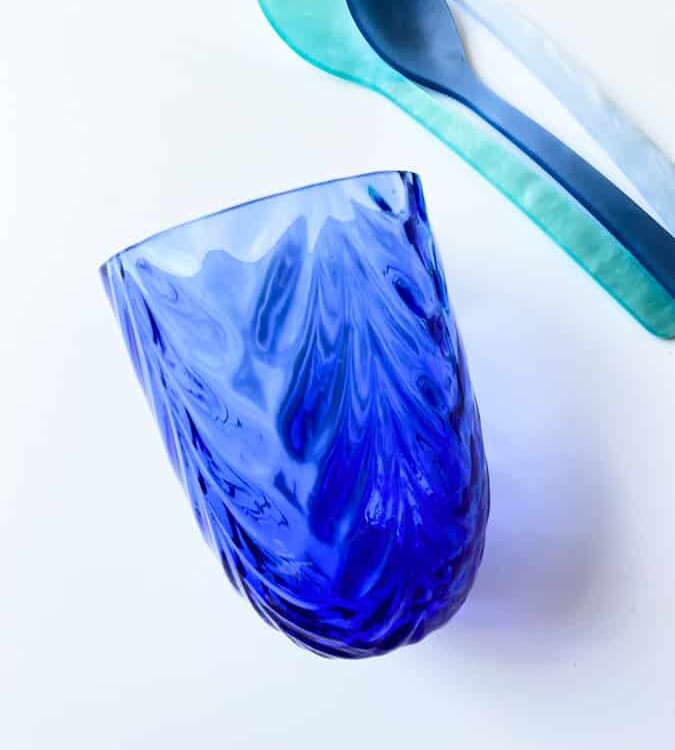 wawe kungsblå, anna von lipa, Remix av Sofie, anna von lipa glas, munblåst glas, handblåst glas, glas, dricksglas, vattenglas, färgat glas, blanda och mattck glas, blanda & mattck glas, tumlare, waweglas, virvla glas, harlekinglas, spiralglas, bambuglas, olivglas, bordsduk, anna von lipa glas, anna von lipa återförsäljare
