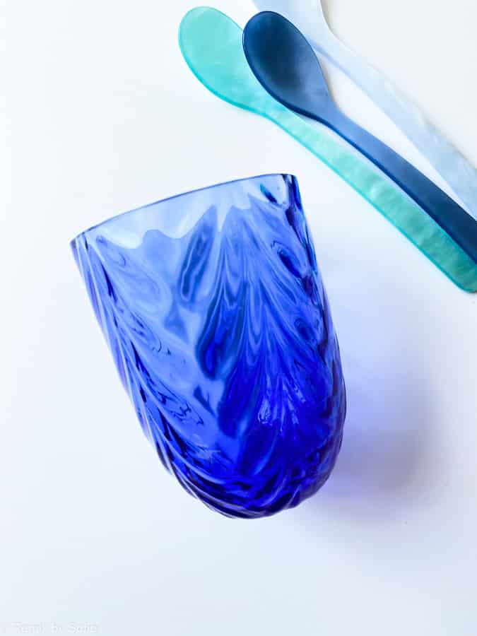 wawe kungsblå, anna von lipa, Remix av Sofie, anna von lipa glas, munblåst glas, handblåst glas, glas, dricksglas, vattenglas, färgat glas, blanda och mattck glas, blanda & mattck glas, tumlare, waweglas, virvla glas, harlekinglas, spiralglas, bambuglas, olivglas, bordsduk, anna von lipa glas, anna von lipa återförsäljare