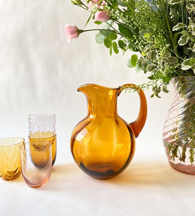 virvlande, kanna med virvla, mörk bärnsten, anna von lipa, virvla kanna, glas kanna, munblåst kanna, glas kanna, anna von lipa glas, anna von lipa återförsäljare, remix av sofie