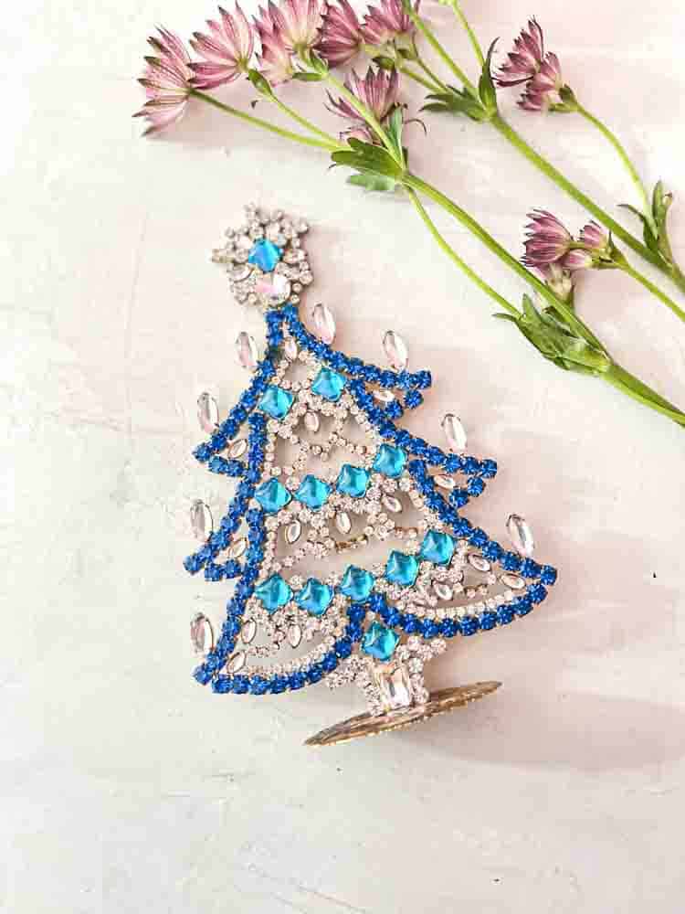 Julgran i rhinestone, rhinestone julgran, rhinestone träd, julgran i rhinestone, vintage julgran, julgran i vintage sten, vintage rhinestone, julgranar i sten, juldekorationer, julgran rhinstones, julprydnad, tjeckiska julgran, remix av sofie, rhinstensjul träd, juldekorationer, vintage jul, julgran från tjeckiska, tjeckiska jul, glitter jul, handgjorda julgranar, julgranar gjorda i Tjeckien, remix av sofie