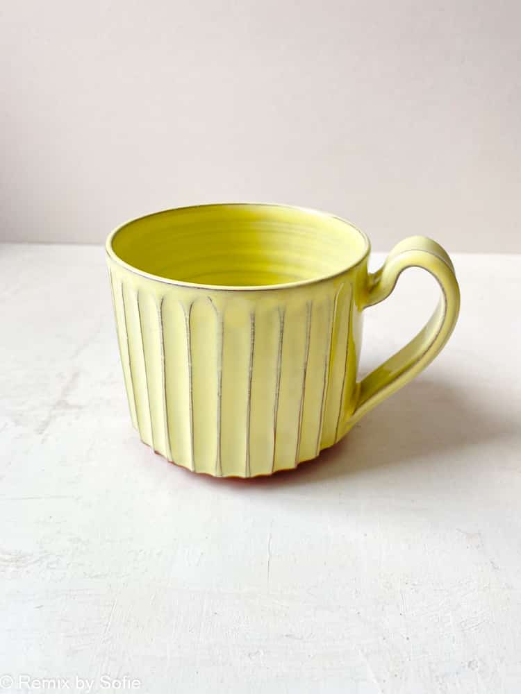 Triné Lise keramik, räfflad kopp, kopp, handvänd kopp, keramisk kopp, tekopp, kaffekopp, latte kopp, kopp med handtag, triné Lise keramik, cappucino kopp, stengods kopp, keramik kopp, mugg,