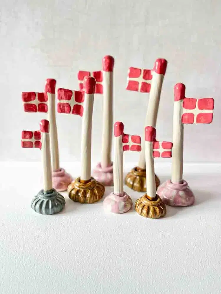 keramiska flaggor, lerflaggor, dansk flagga, vindblåst dansk flagga, keramisk flagga, födelsedagsflagga, mia lindbirk-flagga, remix av Sofia.