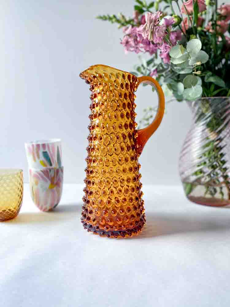 mörk amber eiffel kanna, eiffel kanna i kungsblått, hög kanna, igelkott kanna, kanna i igelkott glas, glas kanna, kanna andra von lipa, kanna i igelkott glas, glas kanna, kanna igelkott glas kanna, igelkott kanna, andra von lipa kanna, kanna från anna von lipa, anna von lipa återförsäljare, remix av sofie, anna von lipa glas, hobnail kanna, kanna anna von lipa,