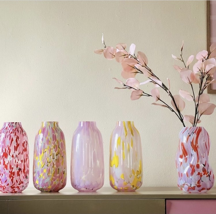 konfetti vas, vas anna von lipa, anna von lipa glas, anna von lipa återförsäljare, vas, blom vas, glas vas, vas, munblåst glas, munblåst vas, krullade vaser, marie retpen vaser, glas puffar, borr täcka, remix by sofie, blommor vas, vaser, handblåst glas, dansk design unik vas