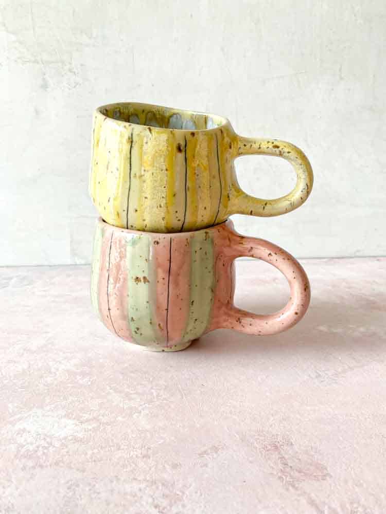 kopp med handtag, Hyggekopp, hyggekop, kopp med ränder, keramikkopp, keramikkoppar, gul kopp, remix av sofie, mia lindbirk, randig kopp, mugg, kaffekopp, handgjord kopp, keramik från mia lindbirk