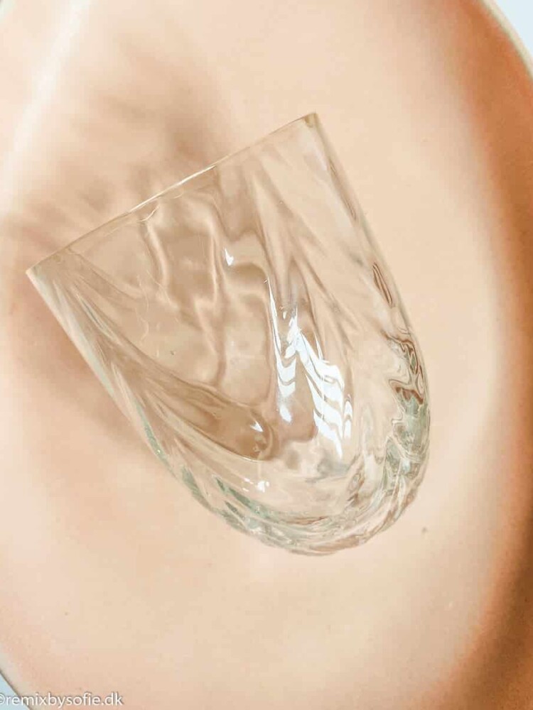 Anna von Lipa mixar och matchar glaset i klart glas