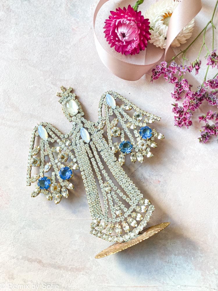 Julgran i rhinestone, rhinestone julgran, rhinestone träd, julgran i rhinestone, vintage julgran, julgran i vintage sten, vintage rhinestone, julgranar i sten, juldekorationer, julgran rhinstones, julprydnad, tjeckiska julgran, remix av sofie, rhinstensjul träd, juldekorationer, vintage jul, julgran från tjeckiska, tjeckiska jul, glitter jul, handgjorda julgranar, julgranar gjorda i Tjeckien, remix av sofie