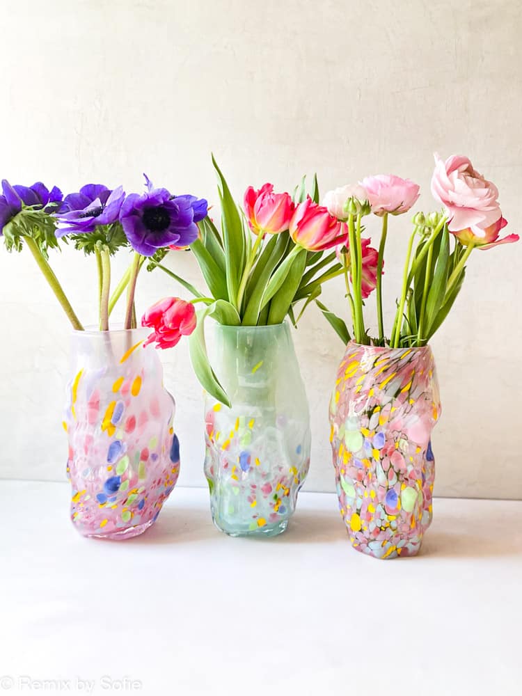 marie retpen, vas, vas med fläckar, curl vas, lockig vas, handblåst, liten curl vas, kors lockig vas, vas, blom vas, glas vas, vas i opal, munblåst glas, munblåst vas, curl vas, curl vaser, marie retpen vaser, glaspuffar, boromslag, remix av sofie, blommor vas, vaser, handblåst glas, dansk design unik vas, lockig blomma vas,
