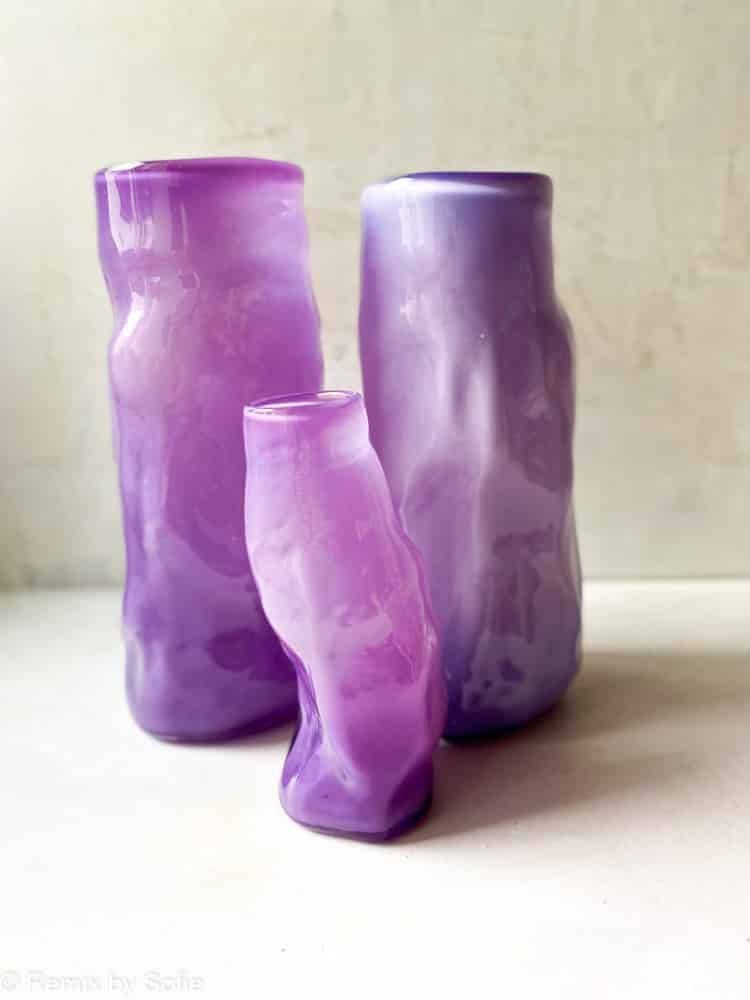 marie retpen, vas, vas med fläckar, curl vas, lockig vas, handblåst, liten curl vas, kors lockig vas, vas, blom vas, glas vas, vas i opal, munblåst glas, munblåst vas, curl vas, curl vaser, marie retpen vaser, glaspuffar, boromslag, remix av sofie, blommor vas, vaser, handblåst glas, dansk design unik vas, lockig blomma vas,