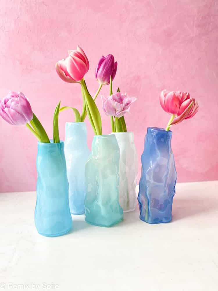 marie retpen, vas, vas med fläckar, curl vas, lockig vas, handblåst, liten curl vas, kors lockig vas, vas, blom vas, glas vas, vas i opal, munblåst glas, munblåst vas, curl vas, curl vaser, marie retpen vaser, glaspuffar, boromslag, remix av sofie, blommor vas, vaser, handblåst glas, dansk design unik vas, lockig blomma vas,