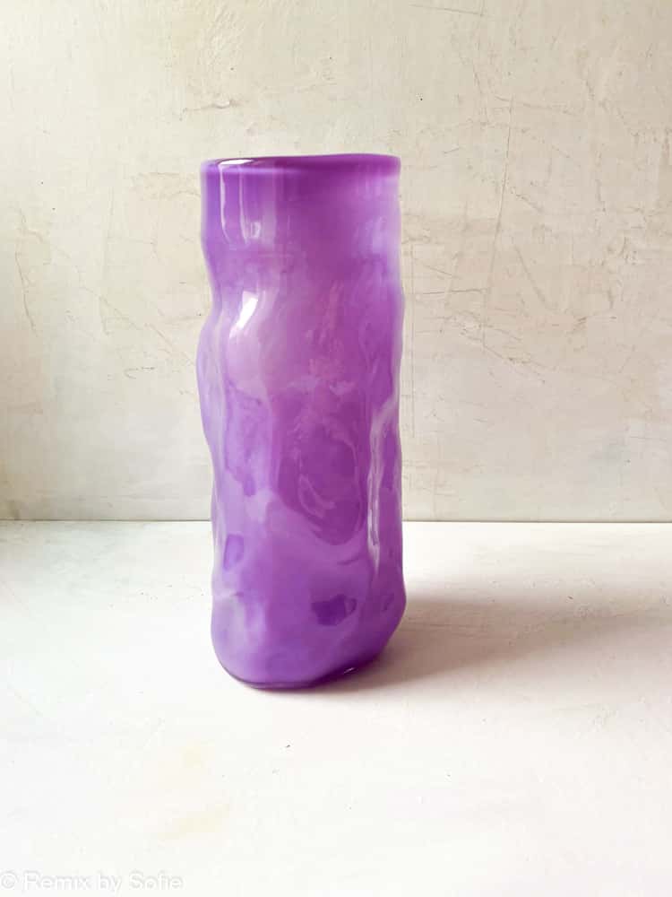marie retpen, vas, vas med fläckar, curl vas, lockig vas, handblåst, liten curl vas, kors lockig vas, vas, blom vas, glas vas, vas i opal, munblåst glas, munblåst vas, curl vas, curl vaser, marie retpen vaser, glaspuffar, boromslag, remix av sofie, blommor vas, vaser, handblåst glas, dansk design unik vas, lockig blomma vas,