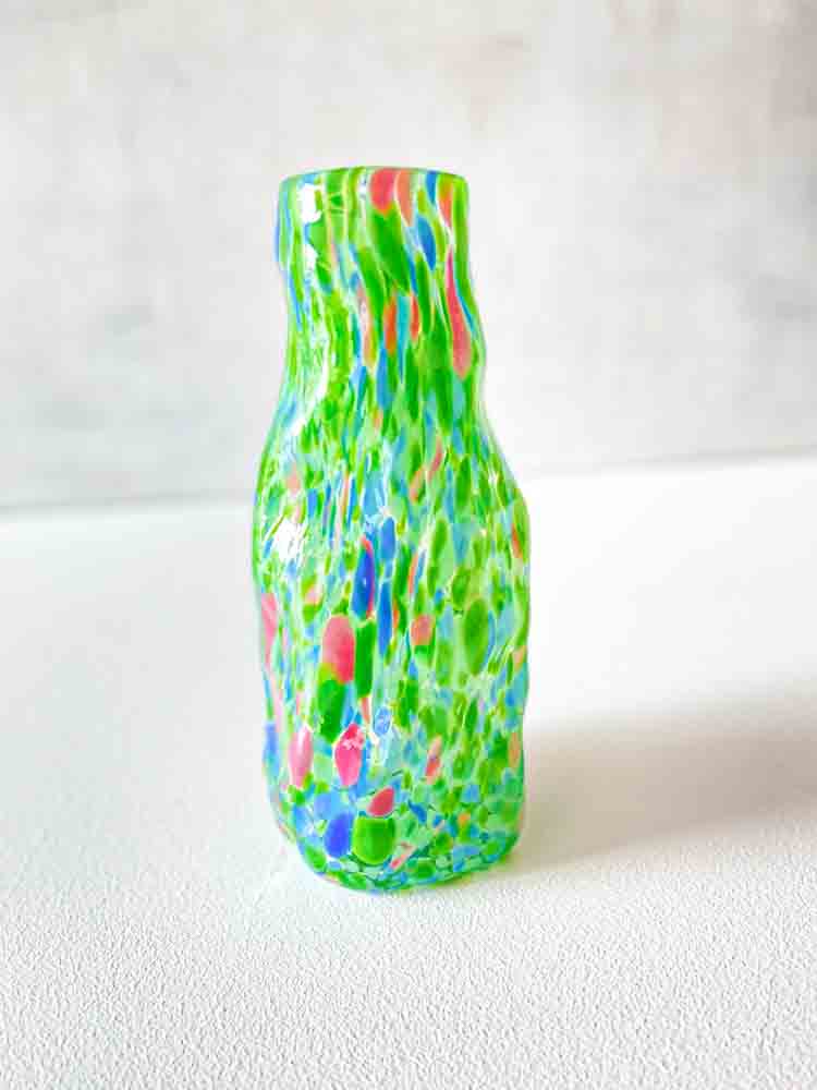 marie retpen, vas, vas med fläckar, curl vas, lockig vas, handblåst, liten curl vas, kors lockig vas, vas, blom vas, glas vas, vas i opal, munblåst glas, munblåst vas, curl vas, curl vaser, marie retpen vaser, glas puffar, bor täcka, remix av sofie, blommor vas, vaser, handblåst glas, dansk design unik vas, lockig blomma vas, heminredning