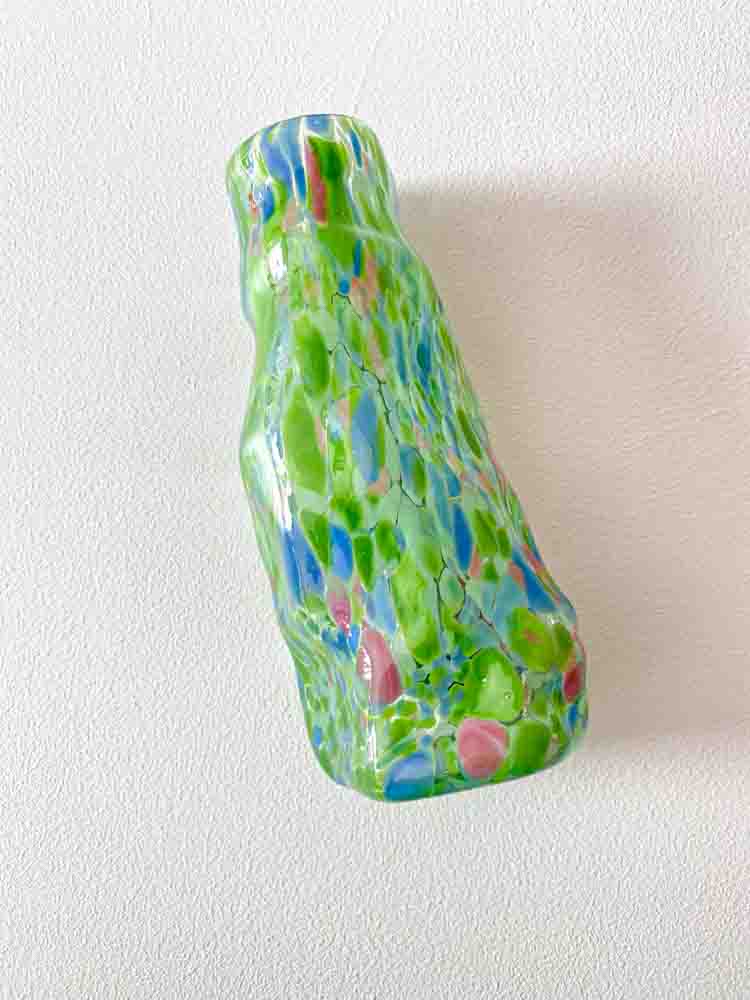 marie retpen, vas, vas med fläckar, curl vas, lockig vas, handblåst, liten curl vas, kors lockig vas, vas, blom vas, glas vas, vas i opal, munblåst glas, munblåst vas, curl vas, curl vaser, marie retpen vaser, glas puffar, bor täcka, remix av sofie, blommor vas, vaser, handblåst glas, dansk design unik vas, lockig blomma vas, heminredning