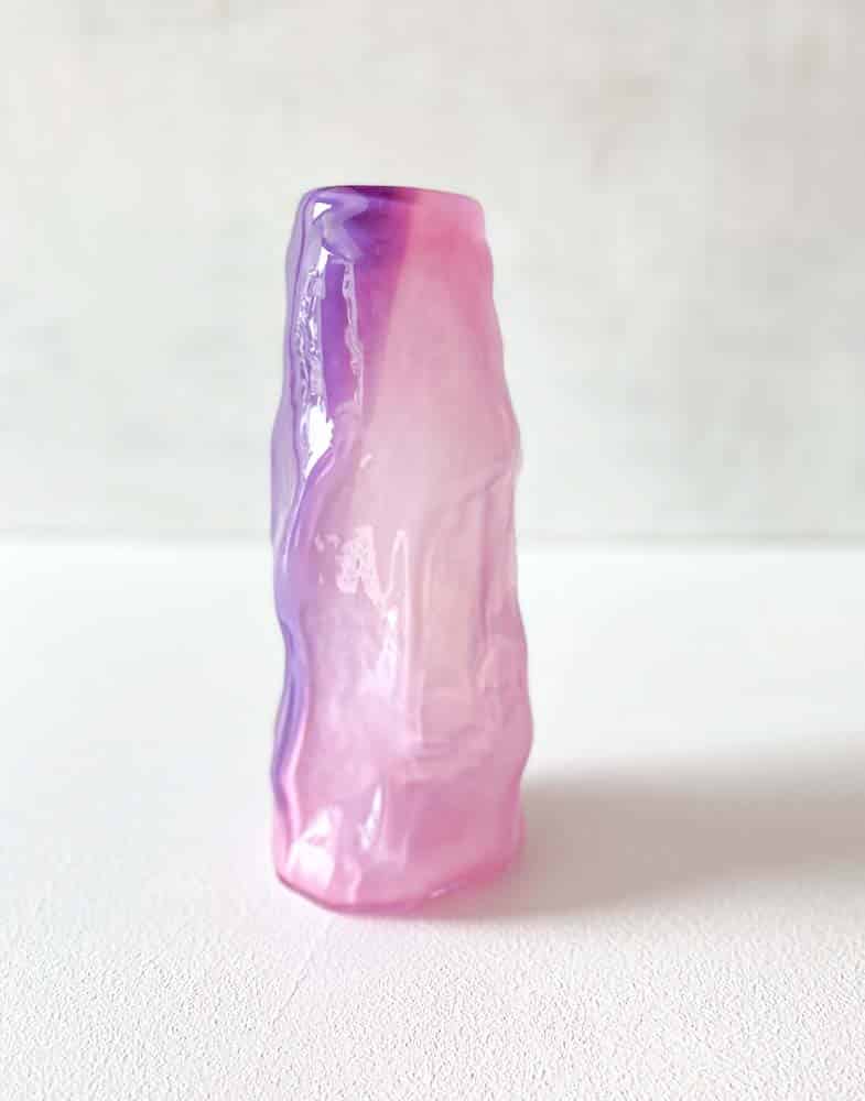 marie retpen, vas, vas med fläckar, curl vas, lockig vas, handblåst, liten curl vas, kors lockig vas, vas, blom vas, glas vas, vas i opal, munblåst glas, munblåst vas, curl vas, curl vaser, marie retpen vaser, glas puffar, bor täcka, remix av sofie, blommor vas, vaser, handblåst glas, dansk design unik vas, lockig blomma vas, heminredning