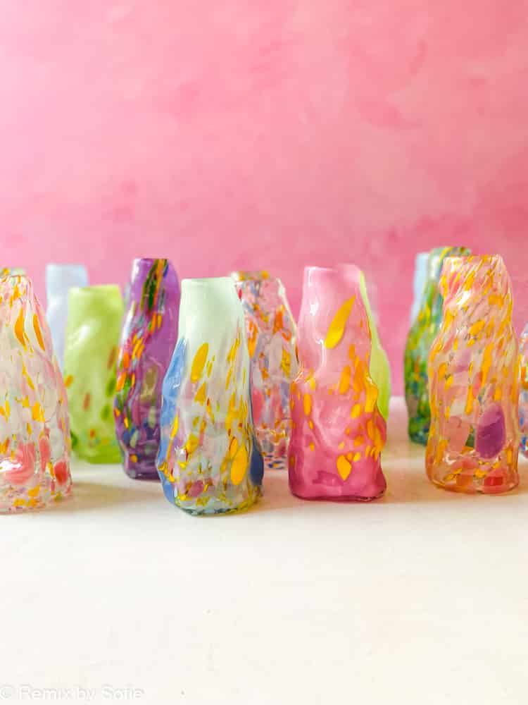 curl vas, lockig vas, handblåst, liten curl vas, kors lockig vas, vas, blom vas, glas vas, vas i opal, munblåst glas, munblåst vas, curl vaser, marie retpen vaser, glas puffar, borr täcka, remix av sofie, blommor vas, vaser, handblåst glas, dansk design unik vas, lockig blomma vas,