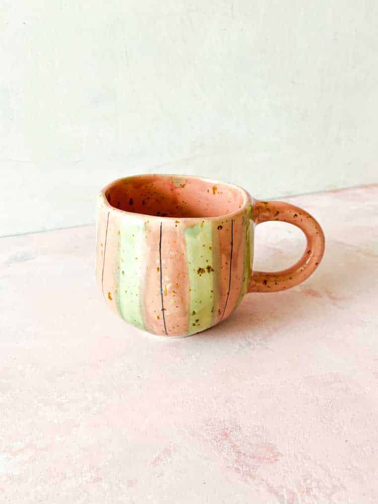 kopp med handtag, Hyggekopp, hyggekop, kopp med ränder, keramikkopp, keramikkoppar, gul kopp, remix av sofie, mia lindbirk, randig kopp, mugg, kaffekopp, handgjord kopp, keramik från mia lindbirk