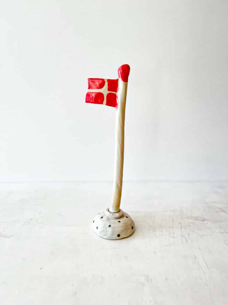 keramisk flagga, flagga i lera, födelsedag flagga, flagga mia lindbirk, remix av sofie, vindblåst flagga, dansbrogsflagg