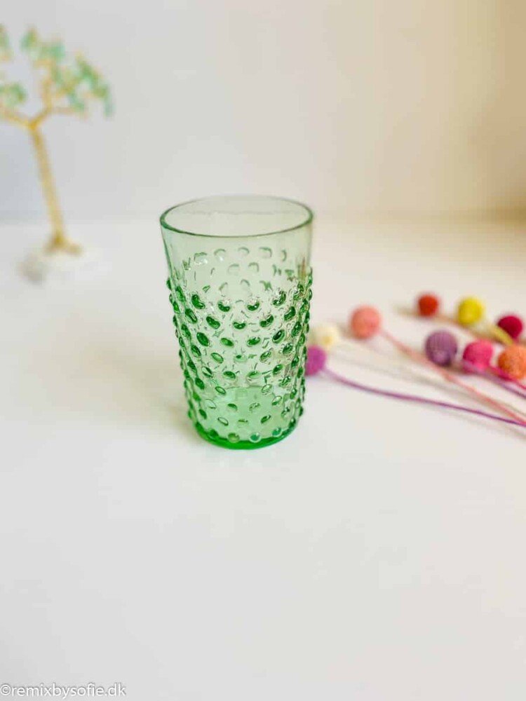 remix av sofie, anna von lipa igelkott vattenglas, anna von lipa, anna von lipa igelkott glas, igelkott glas, vattenglas, dricksglas, glas i igelkott glas, hobnail glas ljusgrön