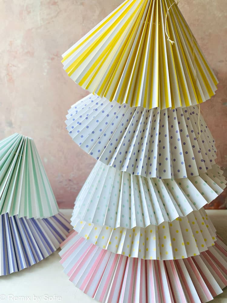 rosa rosor, lampskärmar, veckad lampskärm, lampskärm, färgad lampskärm, veckad lampskärm med ränder, veckad lampskärm med prickar