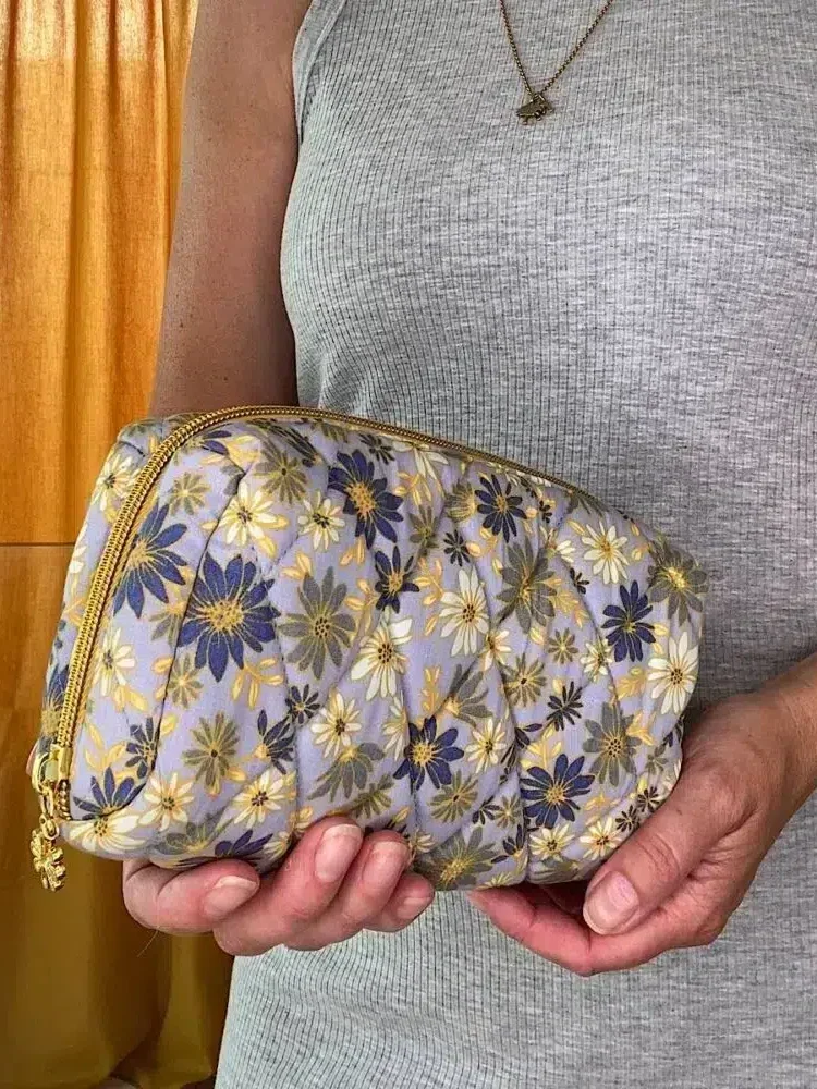 remix av sofie, mitomito, skönhet, blommigt tryck, vadderad sminkväska, sminkväska, sminkväska med blommigt tryck.