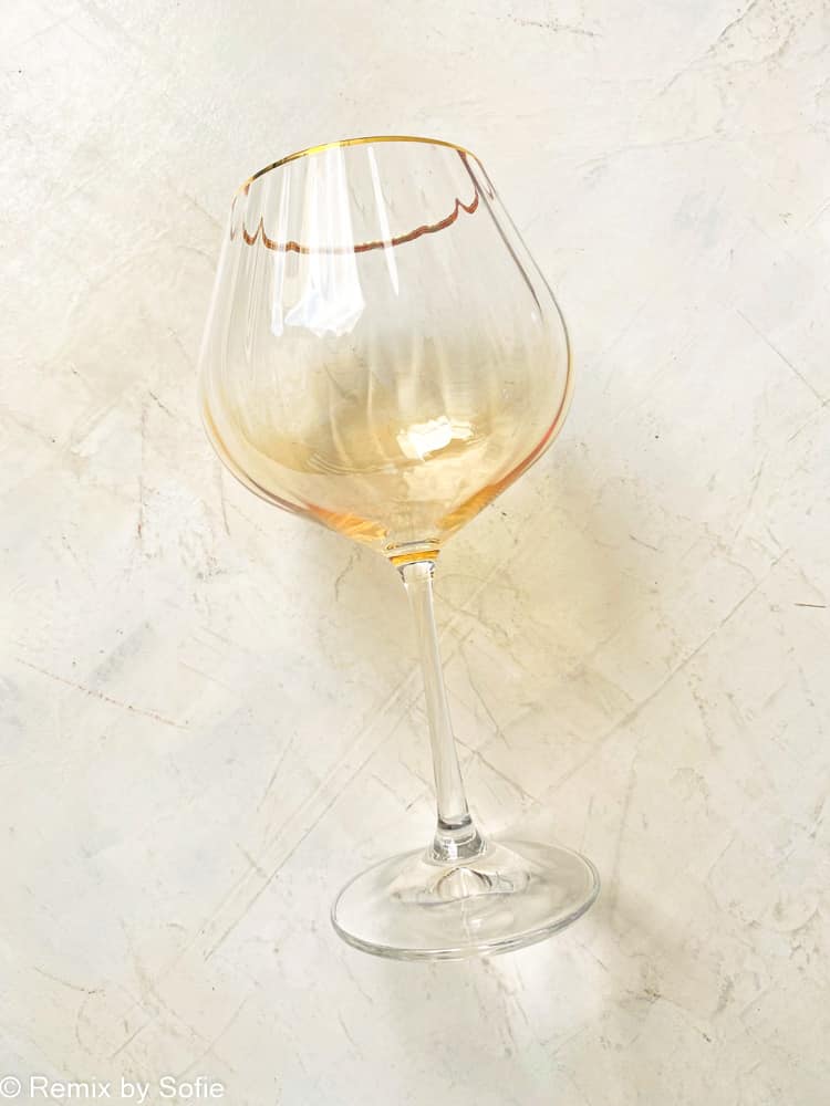Kate rödvinsglas med guldkant