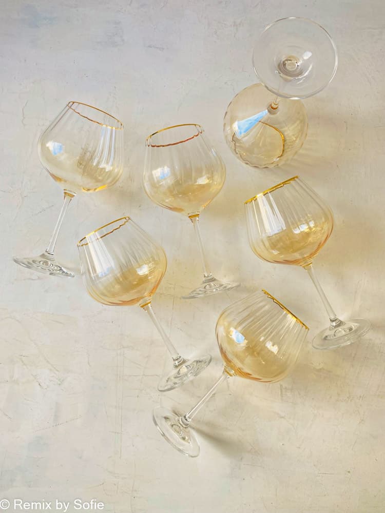 Kate rödvinsglas med guldkant