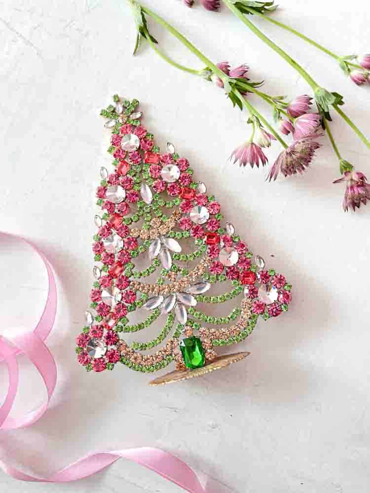 Julgran i rhinestone, rhinestone julgran, rhinestone träd, julgran i rhinestone, vintage julgran, julgran i vintage sten, vintage rhinestone, julgranar i sten, juldekorationer, julgran rhinstones, julprydnad, tjeckiska julgran, remix av sofie, rhinstensjul träd, juldekorationer, vintage jul, julgran från tjeckiska, tjeckiska jul, glitter jul, handgjorda julgranar, julgranar gjorda i Tjeckien, remix av sofie