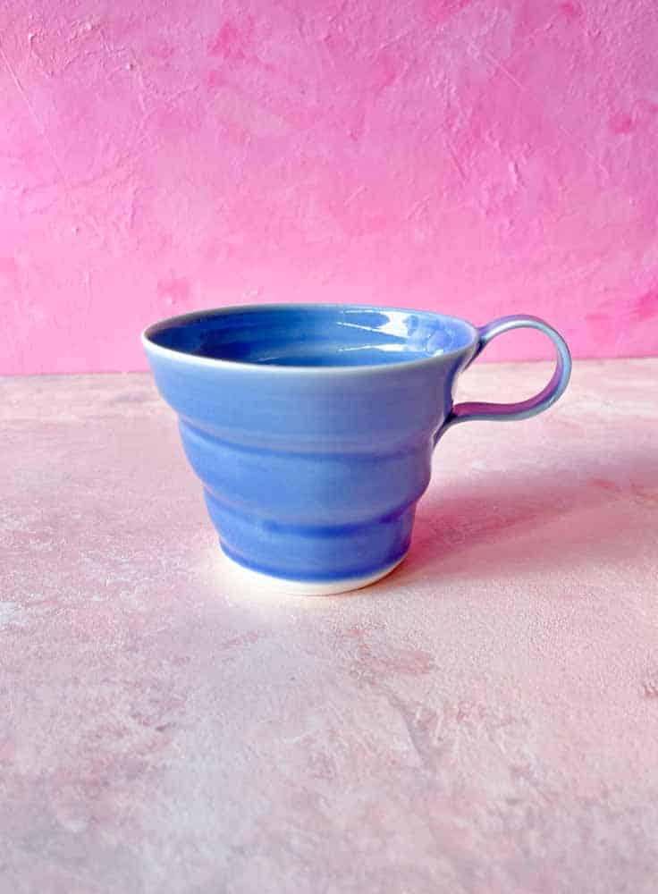 rikke mangelsen keramik, porslin kopp vit, kaffe kopp, kopp, pastell kopp, kaffe kopp, te kopp, handgjord keramik, koppar med handtag, tillverkad i Danmark, dansk design, remix av sofie, borr täcka