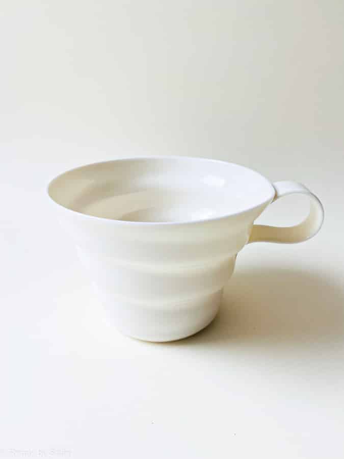 rikke maglesen keramik, porslinskopp, vit kaffekopp, kopp, pastellfärgad kopp, kaffekopp, tekopp.