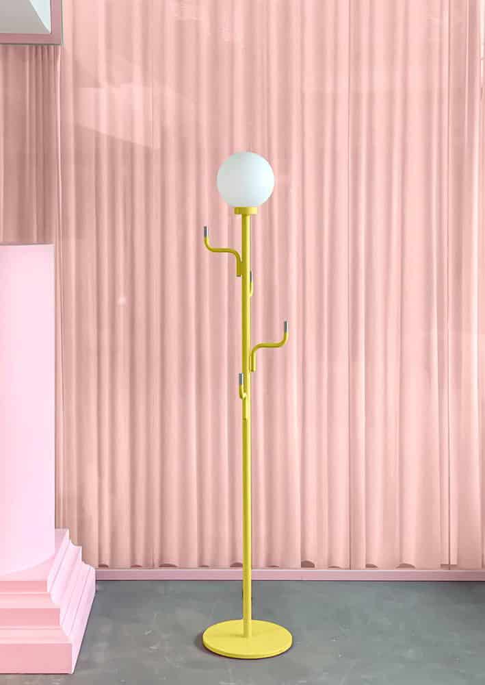 remix av Sofia, svensk ninja, golvlampa, stor älskling, svensk design, Maria Gustavsson, lampa och stativ, stativ med lampa, gul lampa.