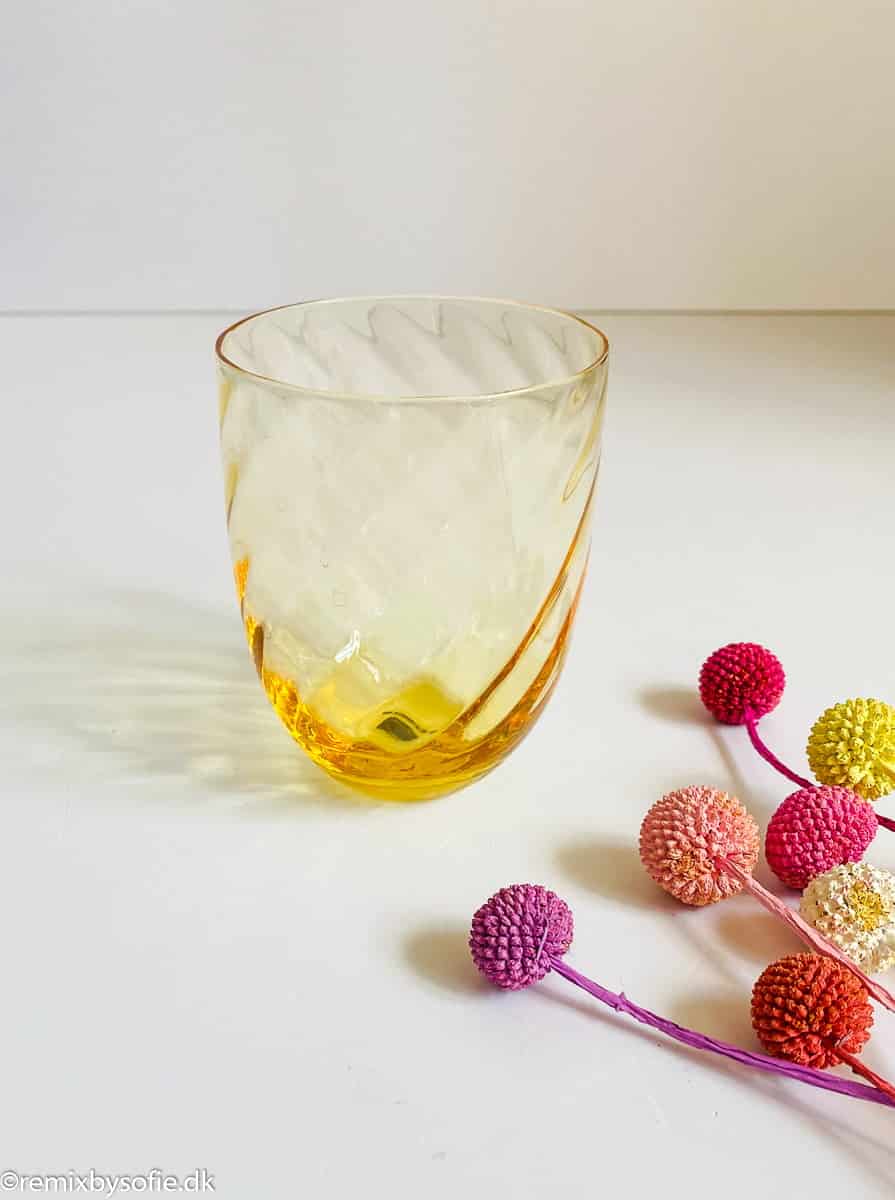 Anna von Lipa virvlar runt glas i citron