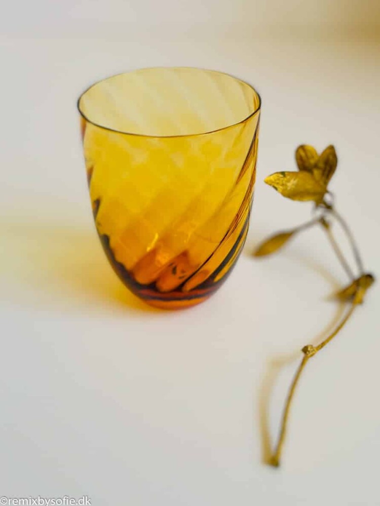 Anna von Lipa virvlar runt i mörkt bärnstensglas